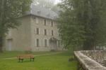 Hostellerie vue depuis le porche (Monastère de Chalais)