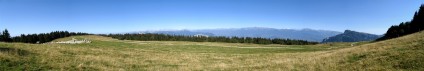 Fin de journée d'été avec vue panoramique sur les Alpes depuis la Molière