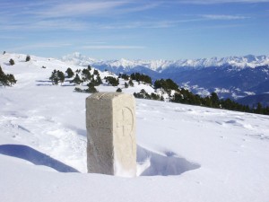 Borne frontière France-Savoie au col de l'Alpe