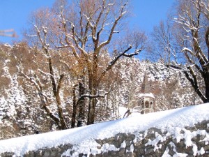 Derrière le mur, le clocheton