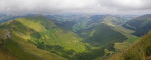 Photo panoramique prise du sommet du Puy Mary en direction de Riom-es-Montagnes