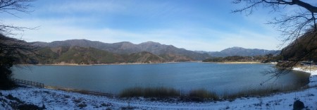 Panoramique - Lac Kawaguchi, rives enneigées